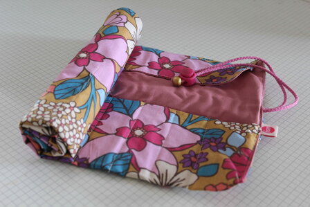 potloodrol grote bloemen roze geel