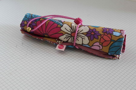 potloodrol grote bloemen roze geel