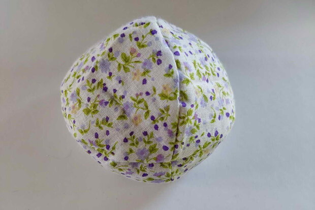 pittenzakje / wit met bloemetjes
